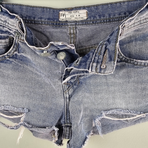 FREE PEOPLE Y2K Denim Blue Jeans Slight Pink Hue Distressed Short Shorts W Sz 26 - Picture 6 of 9